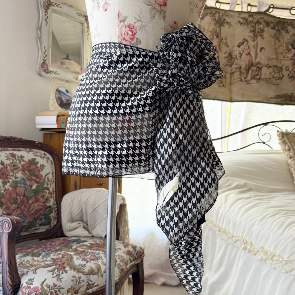black houndstooth sarong